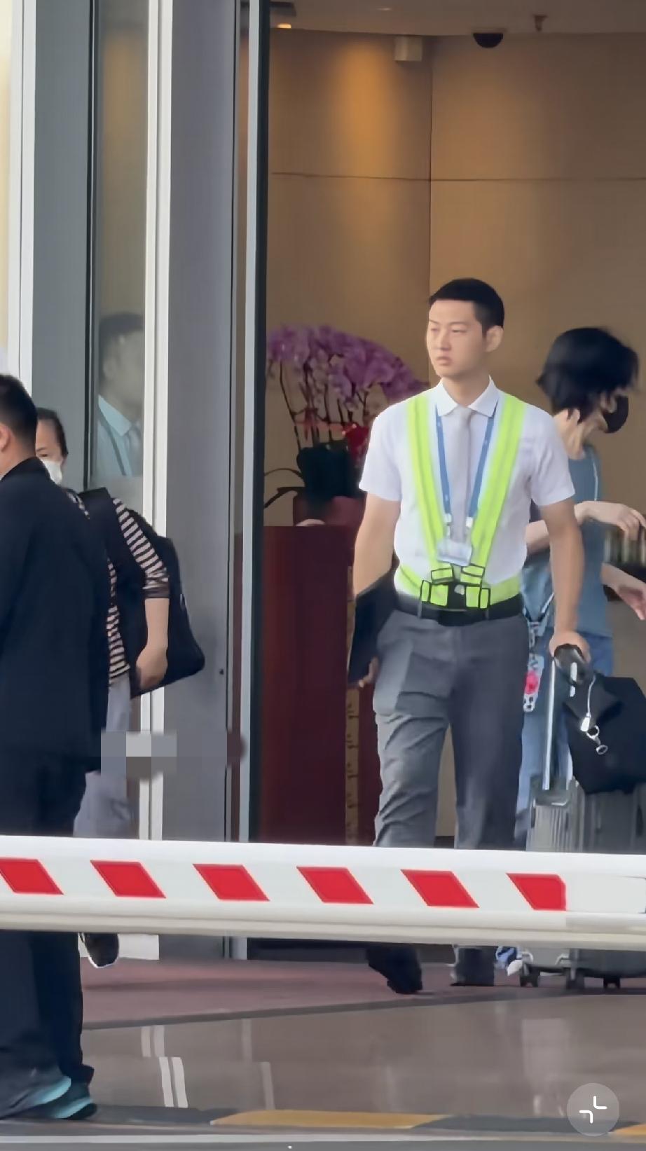 8月10日，王菲带着李嫣从云南大理返京，王菲瘦了，身材干瘪像老太太，李嫣脸部好显