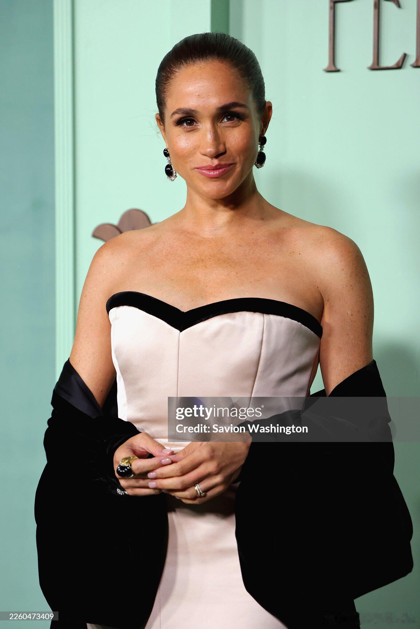 梅根出席派拉蒙影业晚宴，上身HarbisonStudio定制黑白抹胸长裙，外加