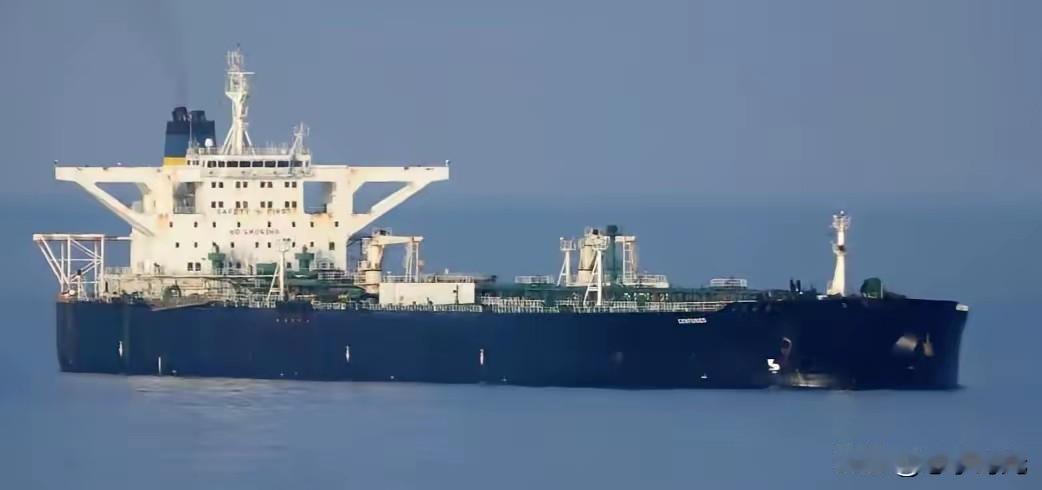 美军的“海盗旗”，这次直接撞上了钢铁墙！就在刚刚，美国海岸警卫队的突击艇，试图强