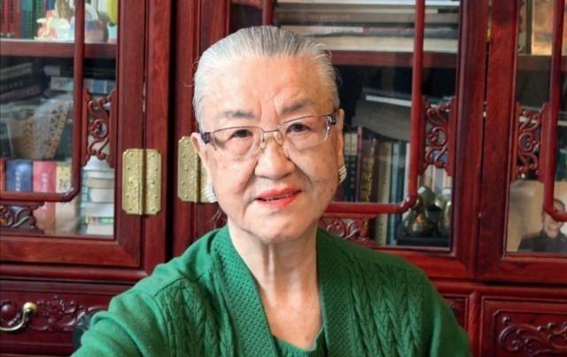 原国防部长耿飚的长女，一夜之间被查封了所有资产，她选择出走美国。在离开时她发誓，