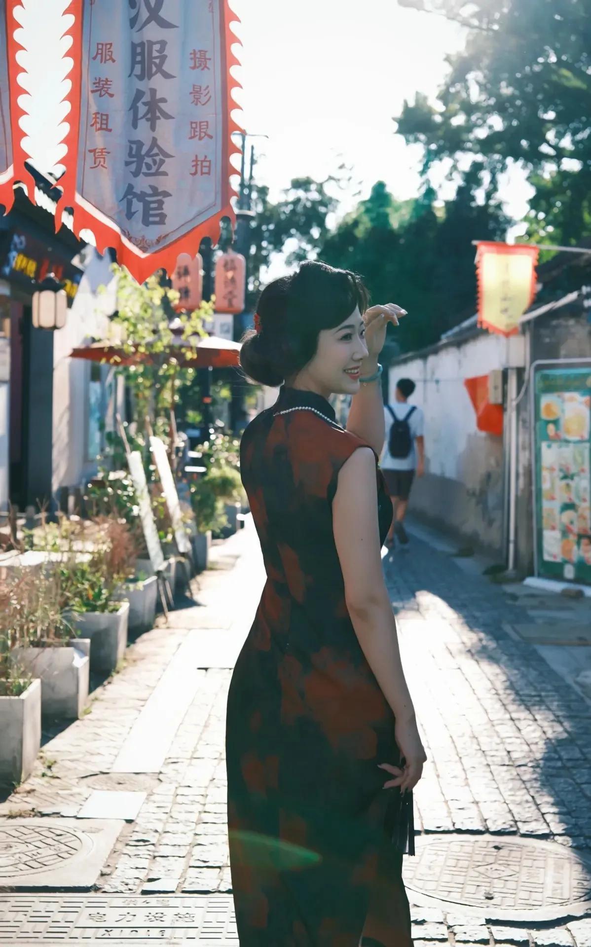漫步古街，体验传统服饰之美。大家猜猜，这是哪位大明星？你绝对猜不出来！