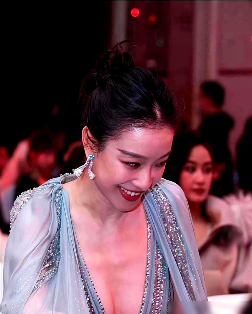 倪妮红毯上穿着那件冰蓝薄纱裙，全网都在夸松弛感，结果她本人压根不接这茬。有记者问她怎么练出这种从容的