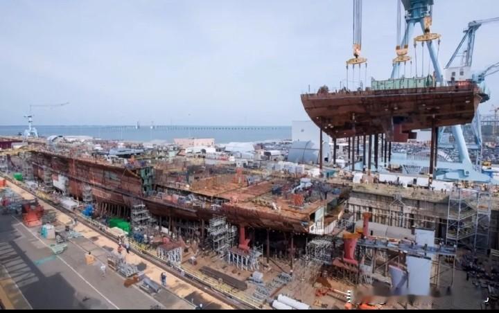 40米级舰尾模块已经到达吊装准备区，马上开始轴系的安装？之前看商业卫星图还