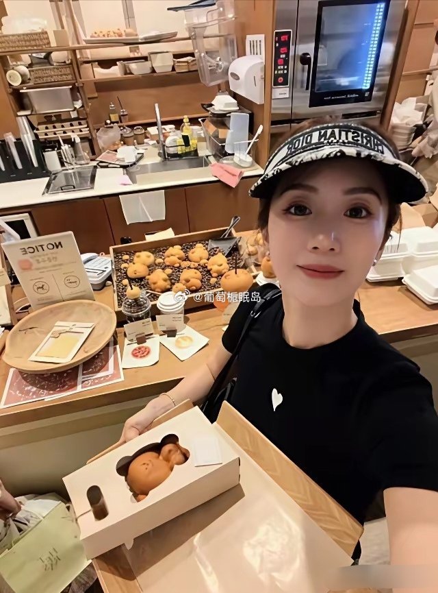 李念带14岁大女儿打卡韩国首尔。41岁的她身材纤细、妆容精致，和女儿同框像姐妹。