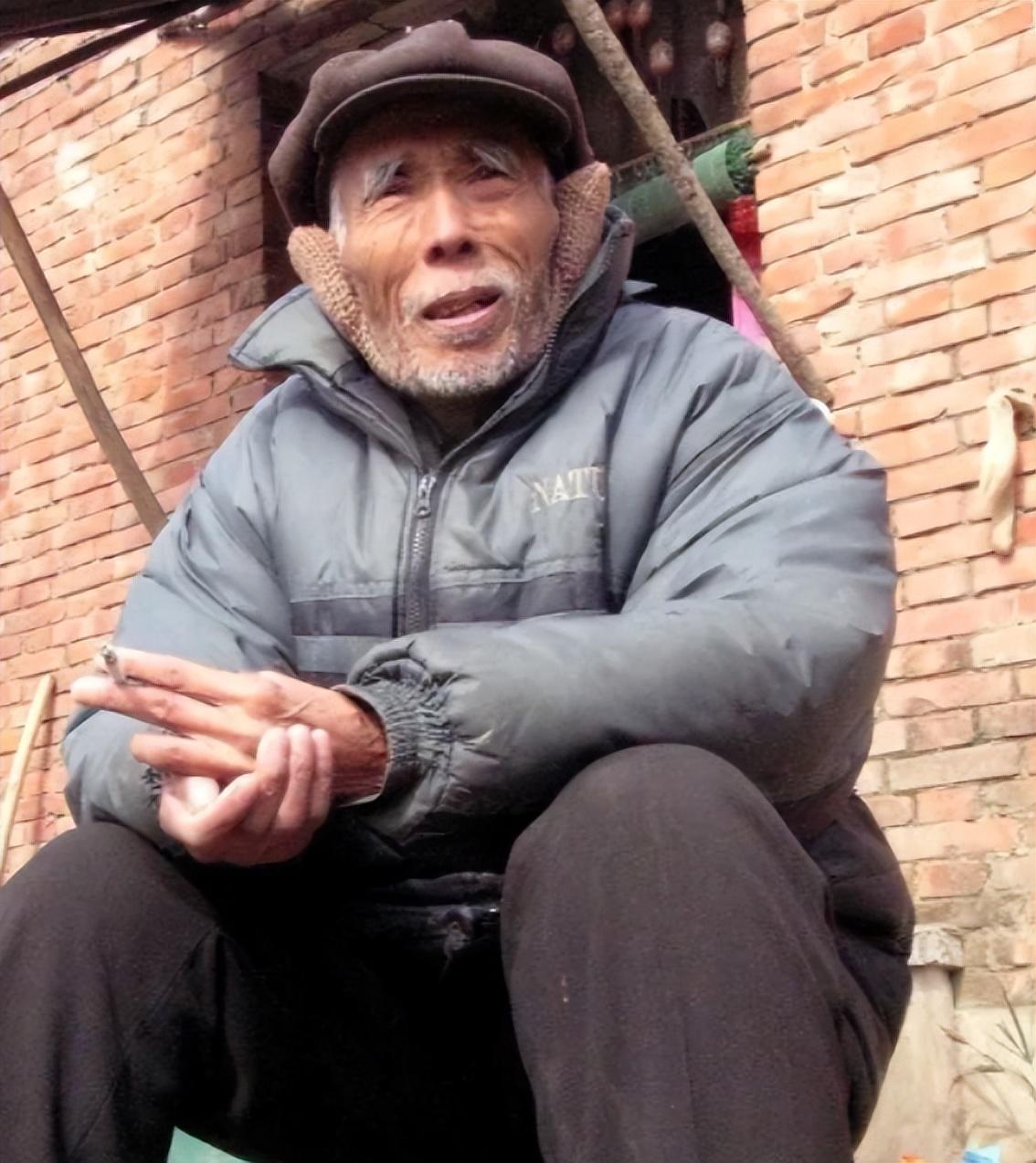 1949年，杨钦典接到上面严令，立刻杀掉白公馆的19名地下党。他正要动手时，一名