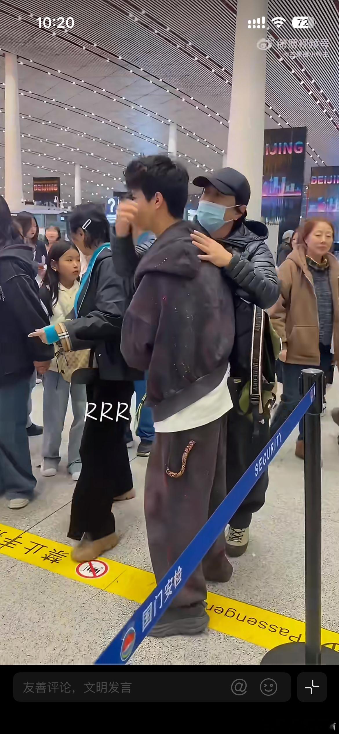 郑钧送15岁儿子出国上学15岁一身少年气。郑钧在安检口抱了抱儿子，然后放手让他