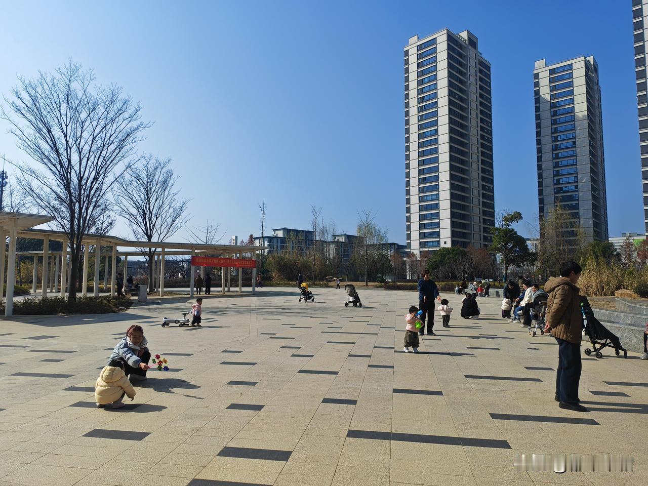有人说，一两岁的宝宝中，到处都是女孩多，男孩子少。蓝蓝的天，温暖的阳光。老人