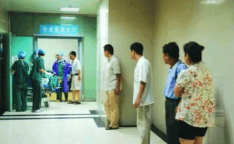 产妇剖腹产下女宝, 公公说了这话, 婆婆当着亲戚面怒怼