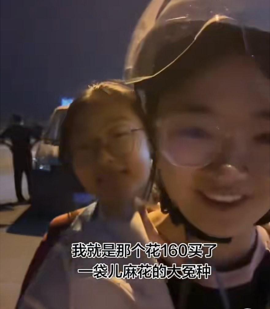 广东江门。网友发视频称在小区楼下遭遇“麻花刺客”。摊主报价38元一斤，自己大概比