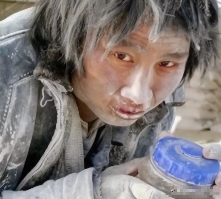2011年，崔松旺伪装成流浪汉，浑身散发恶臭，牙齿布满污垢，每天在垃圾桶旁捡食残
