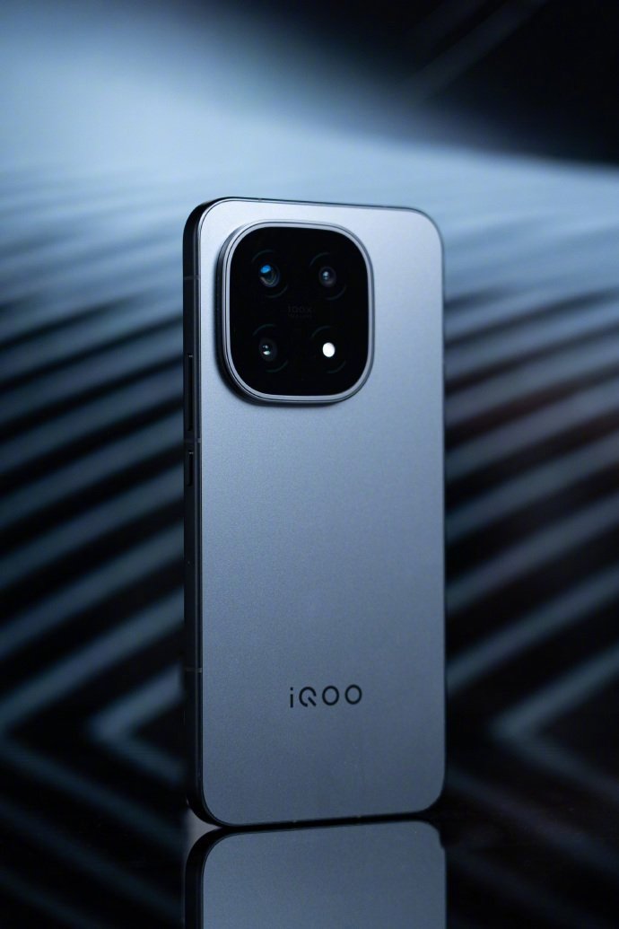 iQOO15外观细节满满黑色磨砂后盖很有质感，磨砂金属中框手感细腻，iQOO1