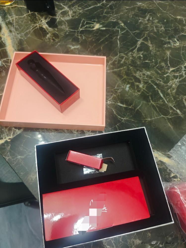 之前追我的那个男的，买了一只正价小1000块的萝卜丁口红寄到我家。结果我拆开