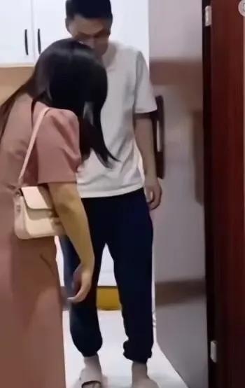 四川一男子救了一名落水的孩子，第二天孩子妈妈就带着10000元登门致谢，男子收下
