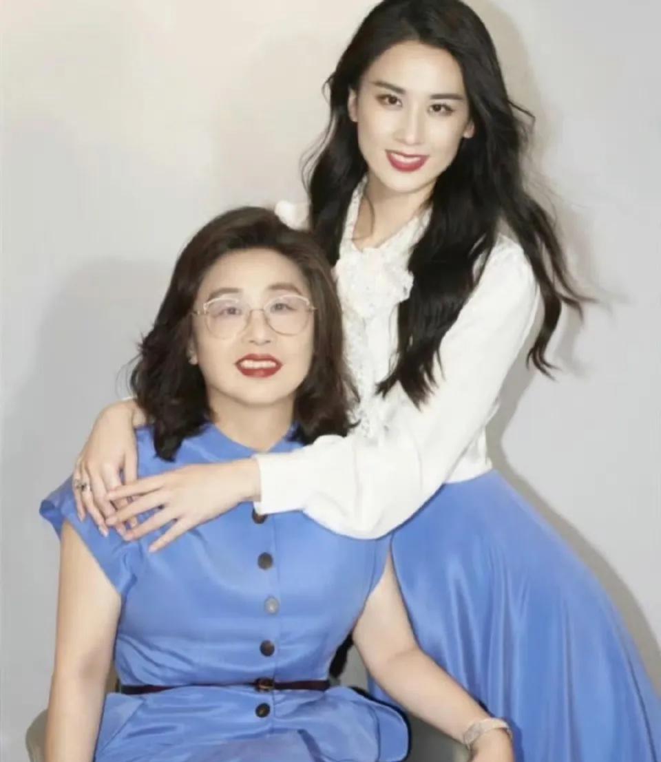 当年，黄圣依结婚时没有通知父母，妈妈在电视上看到女儿结婚，很不解：“她怎么找了这
