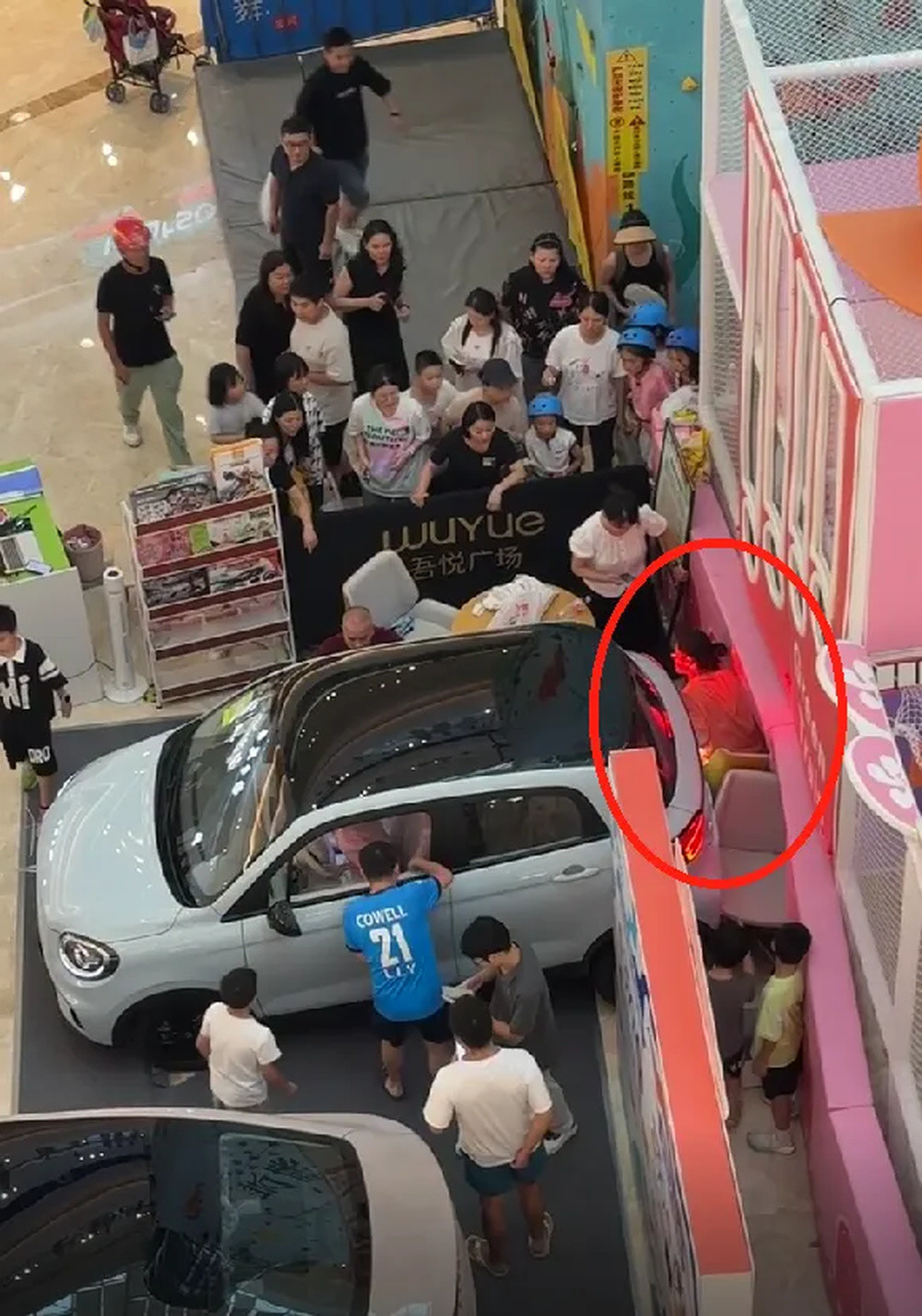 江西南昌一商场零跑展车在被试乘时突然启动倒车, 商场、车企回应
