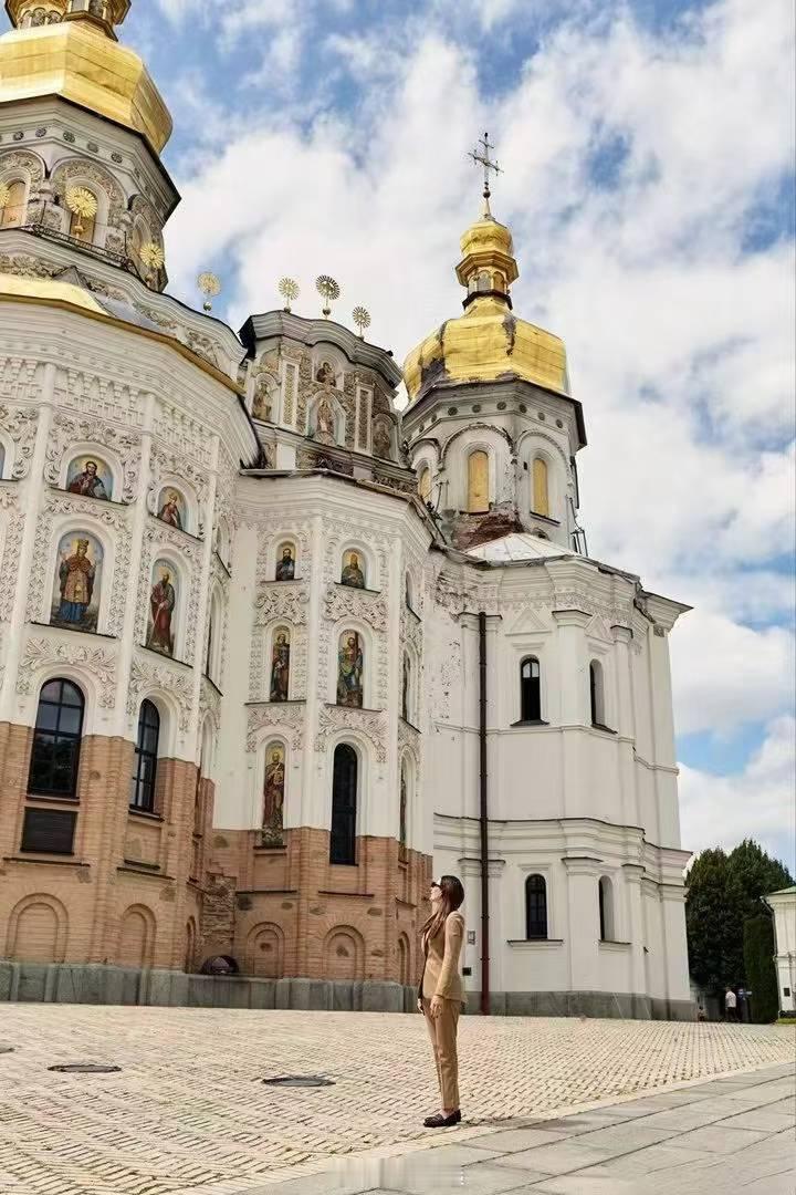 🌍🇺🇸🇺🇦🔥🇷🇺美国右翼名人Loomer，在基辅采访乌克兰总统，