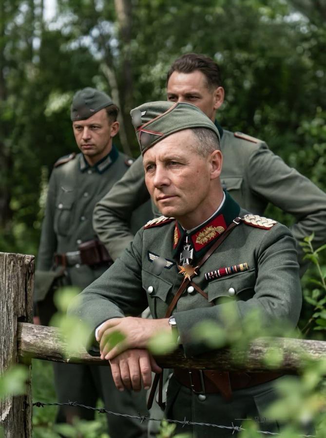 看这葱葱郁郁的环境及照片中人物神情，应该是在二战西欧战场，大神人认出他是德军