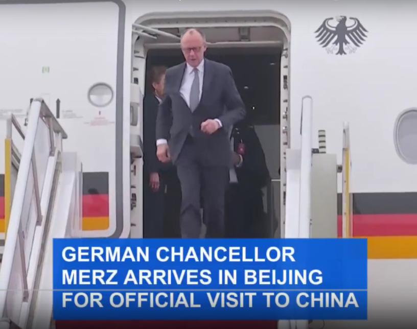 2月25日德国总理抵达北京现场，面对高清镜头毫无总理包袱，他小跑着出机舱，应该也