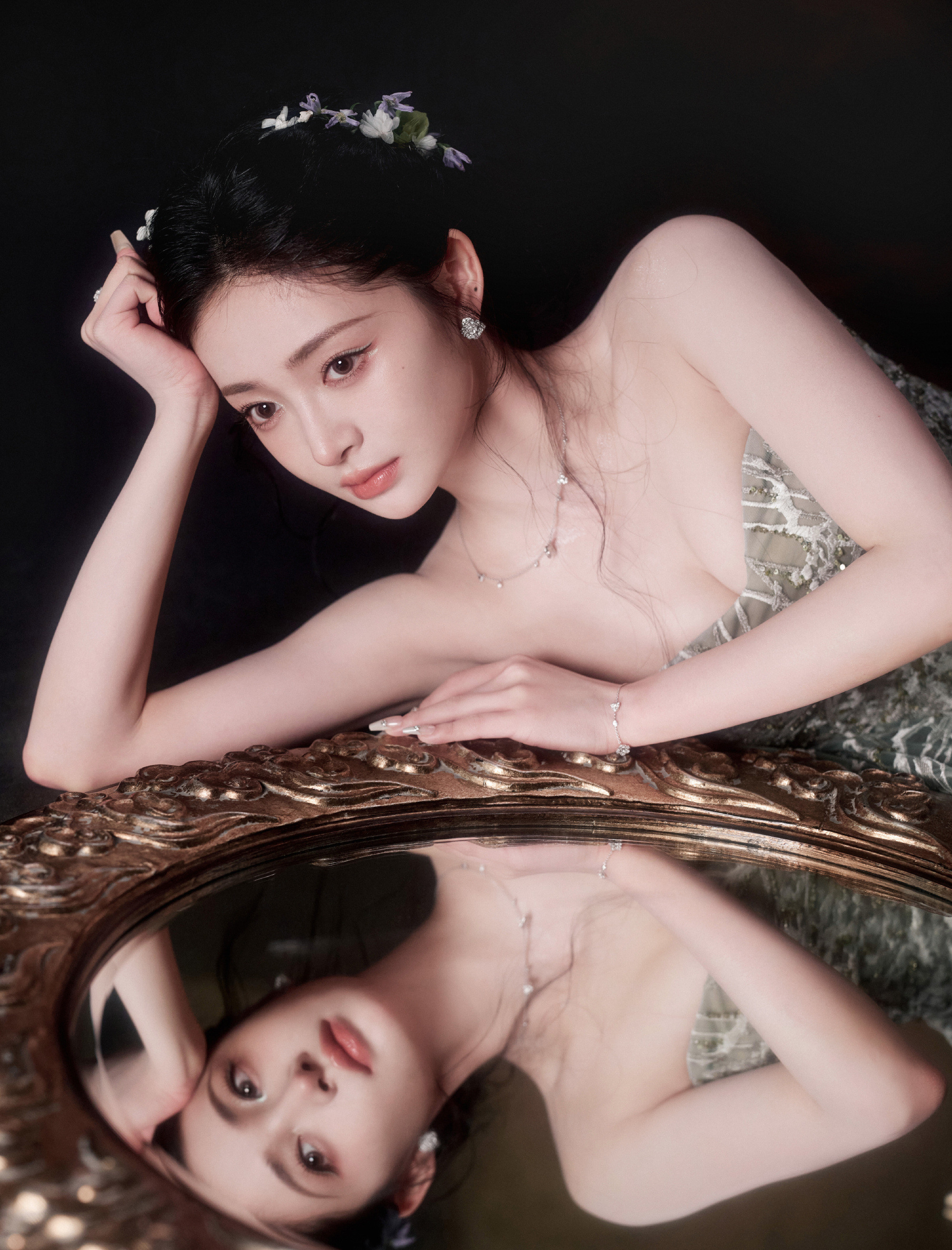 周洁琼，抹胸裙装，优雅的浪漫气息。周洁琼