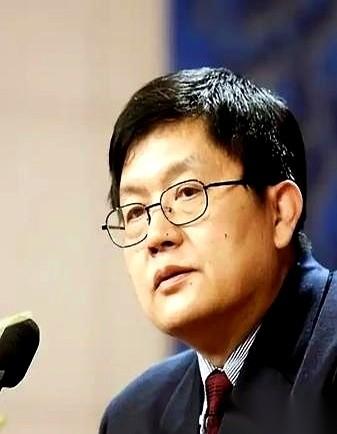 见过把“爱国”当幌子，转身就把普通老百姓家孩子往风险里推，还顺手收一笔中介费的吗