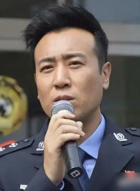 请来半个演艺圈，竟砸出一部4.7分的烂剧。毒枭把几百公斤货放车里，钥匙直接插