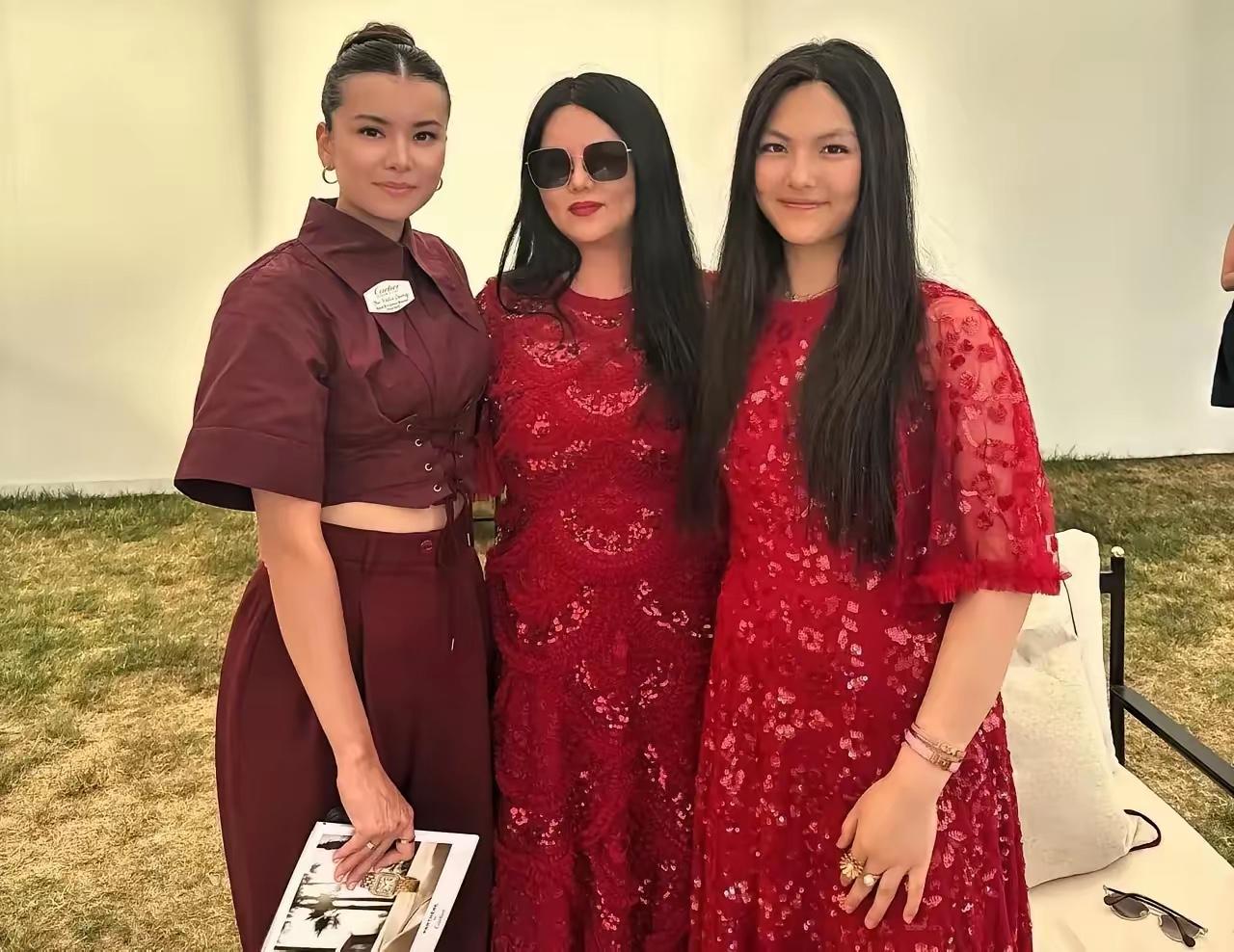 李湘为了让女儿挤进上层社会真是拼了！才16岁，就把她打扮得贵妇一般，带女儿出入各