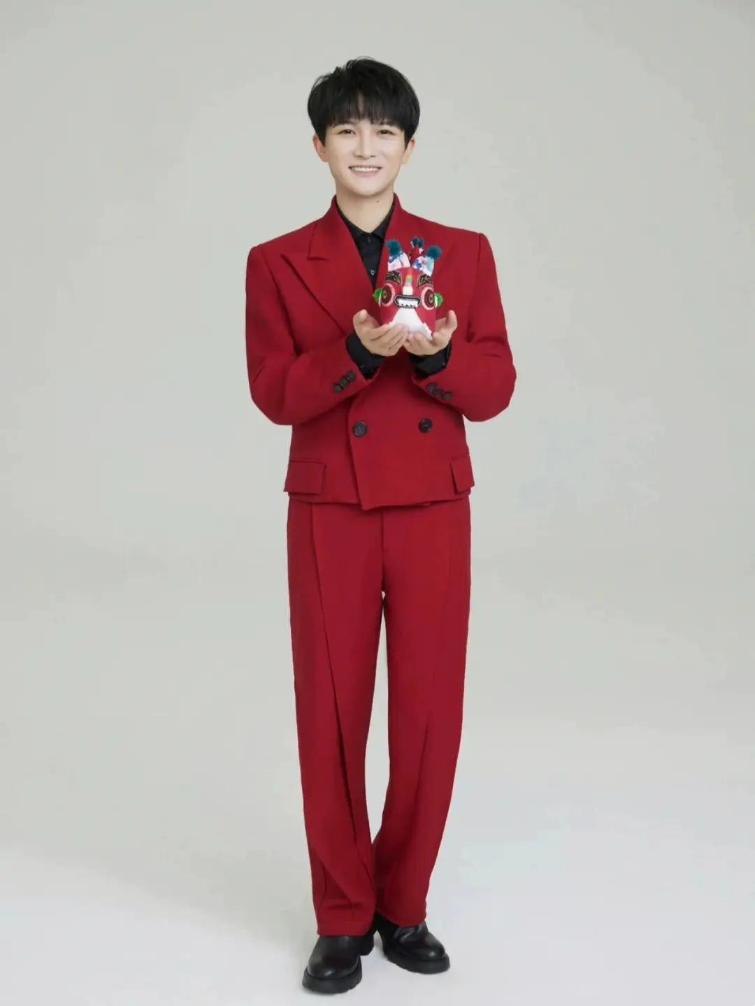 周深，嗓音女性化，个子矮，他为什么能走红？他算一线明星吗？总结了一下，周深走红