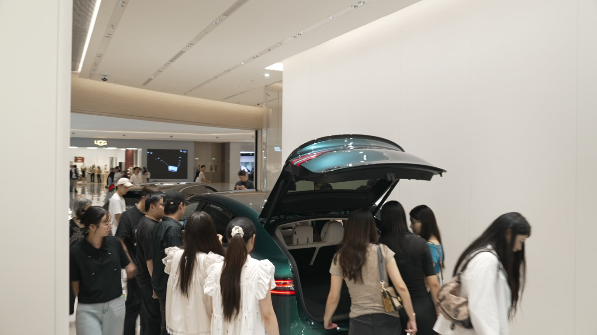 国庆小长假，没想到鸿蒙智行门店会有那么多来看智界R7的，还别说，智界R7这车可有