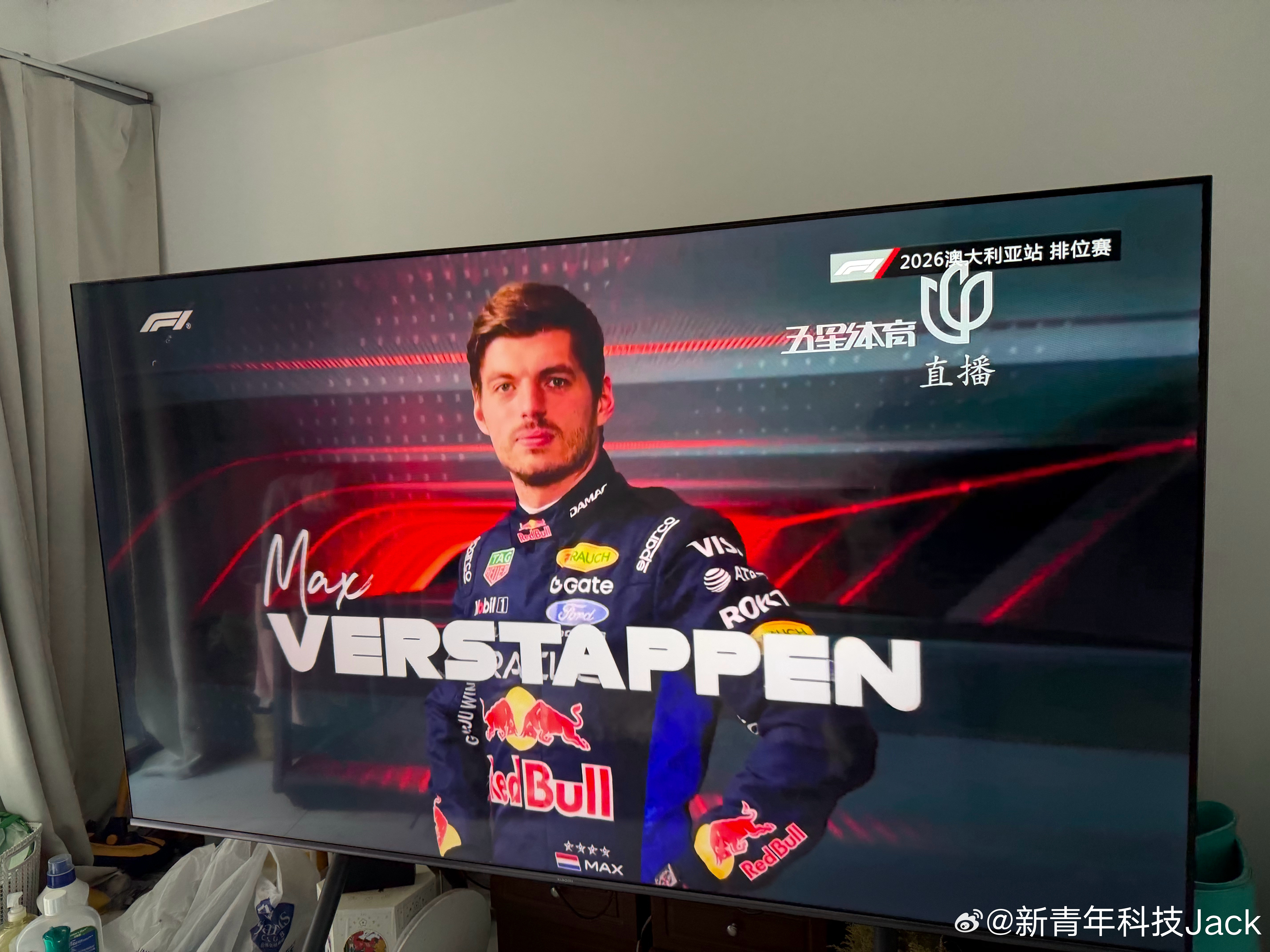 哦吼，排位赛中红牛维斯塔潘后轮锁死，冲出赛道撞墙，触发红旗梅奔安东内利不知道有没