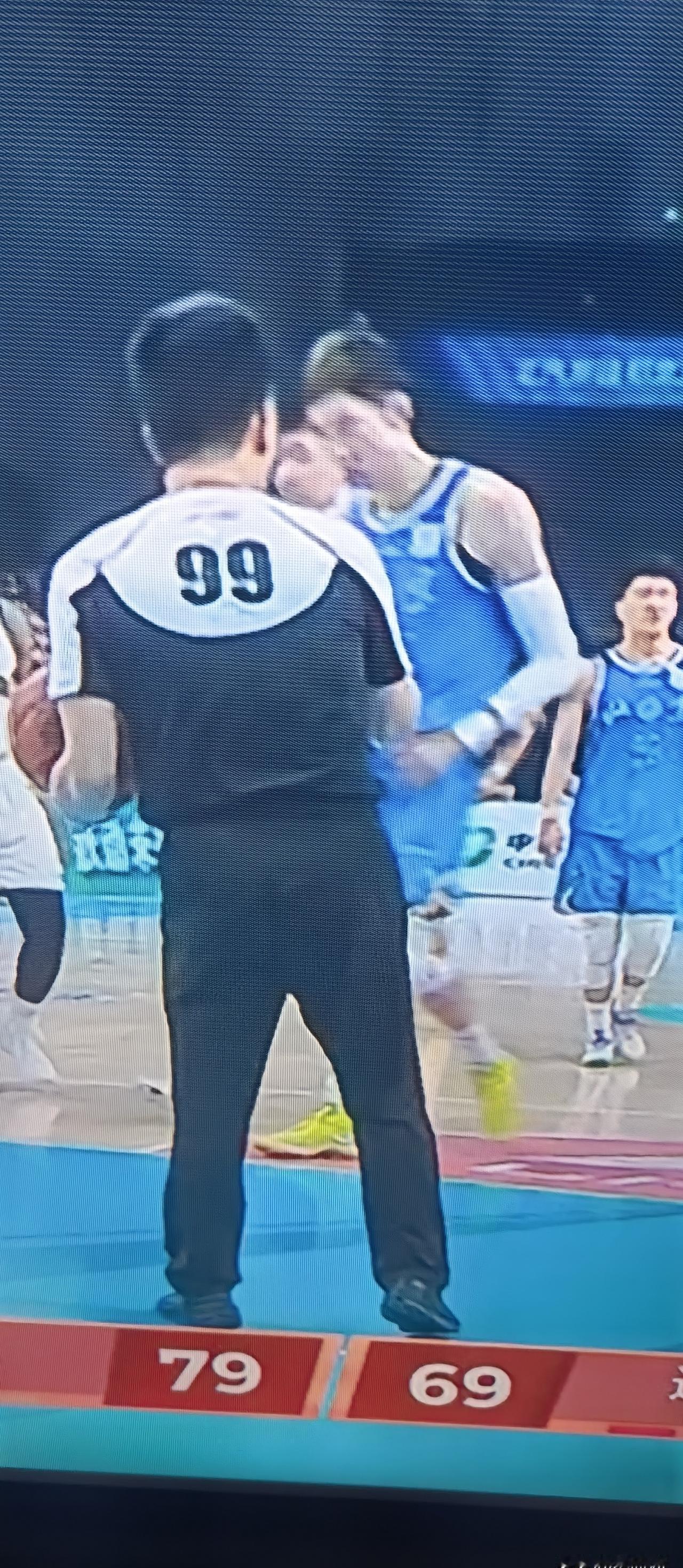 裁判报告刚曝光：今年技术犯规暴涨15%，教练占四成。联盟文件写着“裁判需克制”