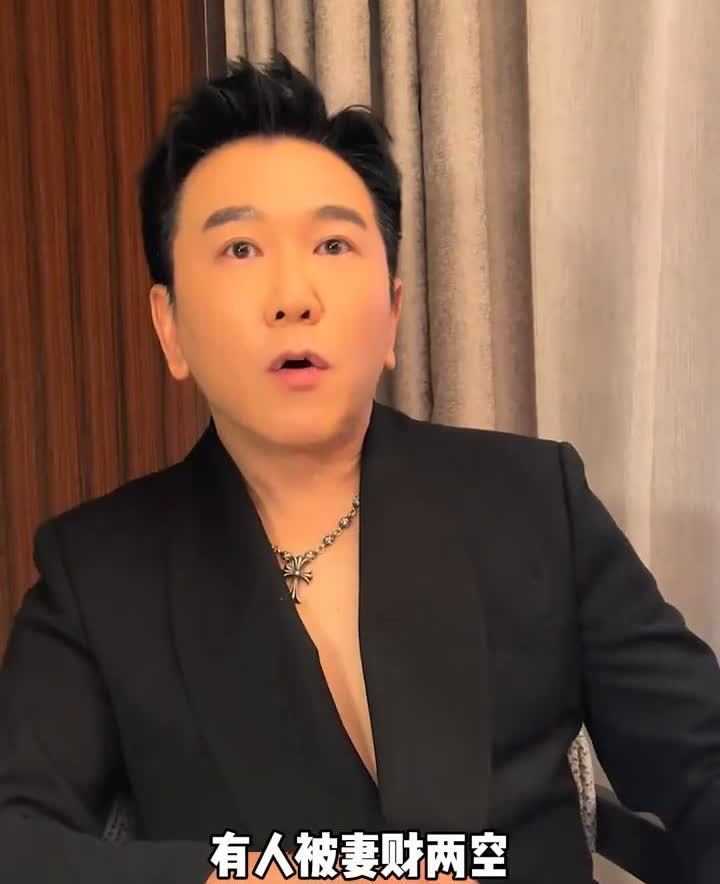 30年后再看TVB四大斯文败类，有人被妻财两空，有人活成人生赢家。·第一位：
