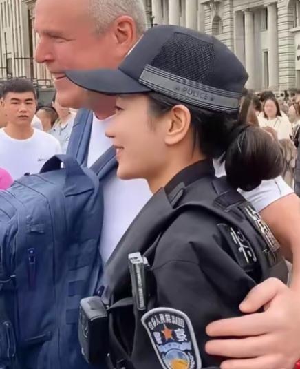 “请不要碰我”外国人旅游来中国，要求与特警合影，然后得到肯定答复后，他拍照做了