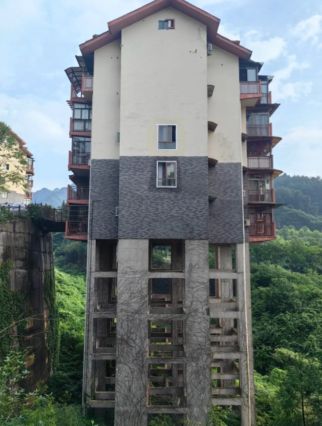 路过的人都说真敢住啊。