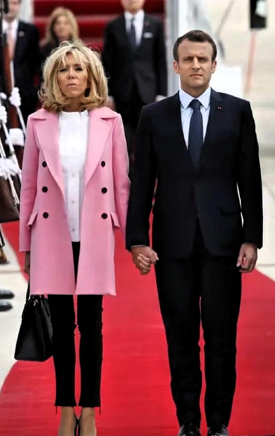 撇开身份不谈，一个72岁老人的状态，到了这个年纪还穿着高跟鞋👠，身材这么挺拔