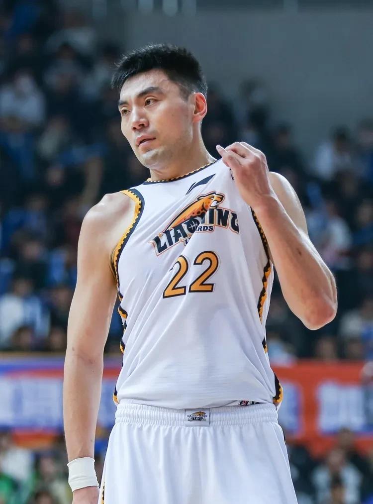阵容成形！辽宁男篮新注册6名球员，李晓旭再续约！在交易截止日前，辽宁男篮新注册