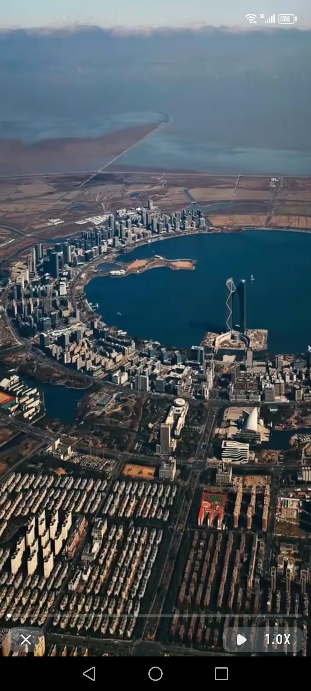 这里是滴水湖，又名芦潮湖，是我国第二大人工湖，也是上海首次填海造陆的尝试。它在上