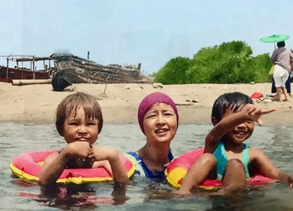 这张照片摄于1935年7月，记录了31岁的林徽因与6岁的梁再冰、不到3岁的梁从诫