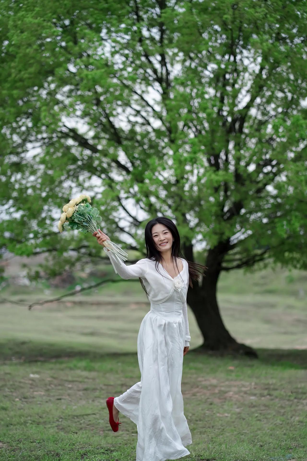 绿树掩映中，笑语盈盈处。