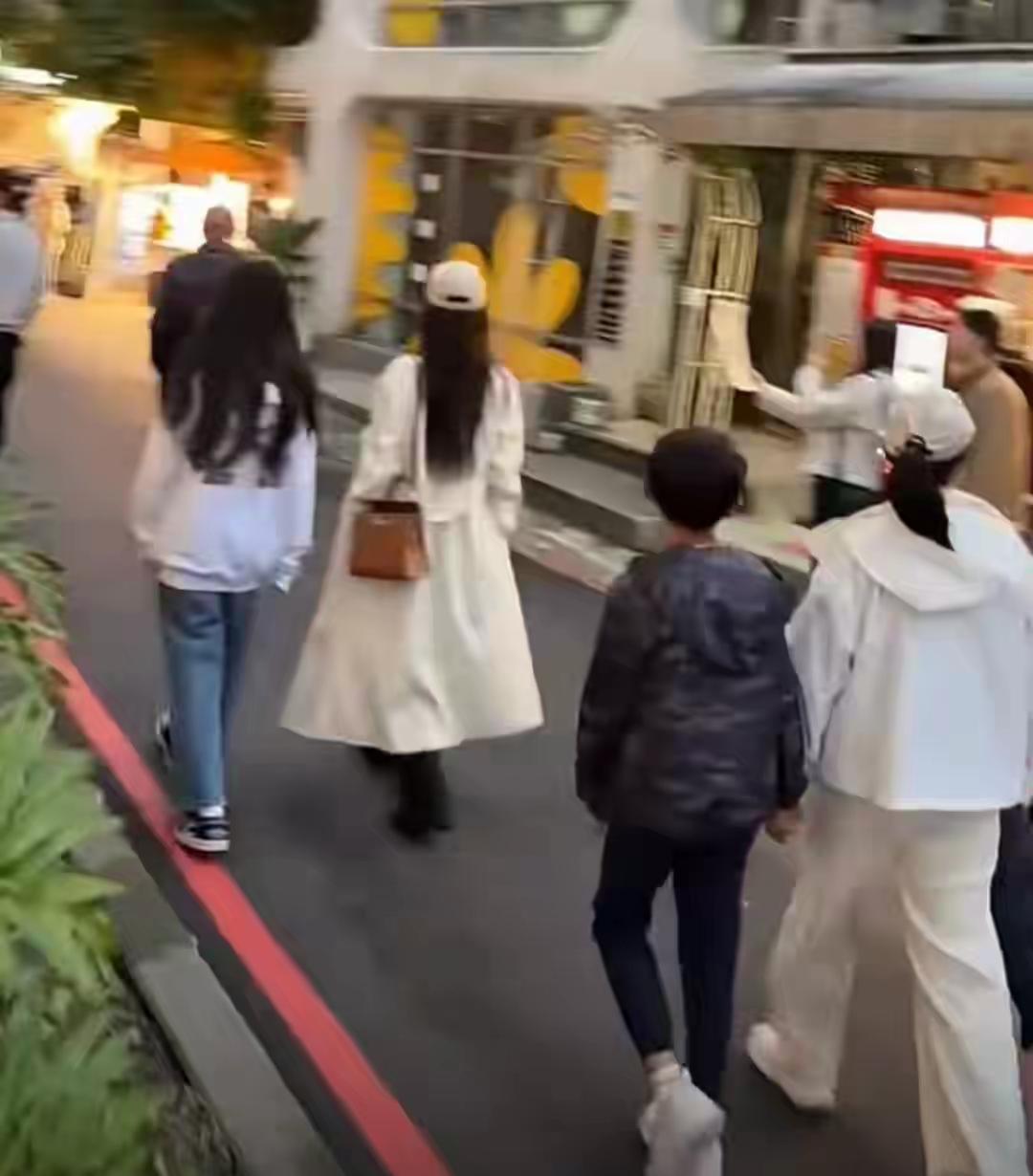 兰姐直播间跨年销售额破千万，儿子这边只能路边摊陪娃。汪小菲一家的“流量经济学”