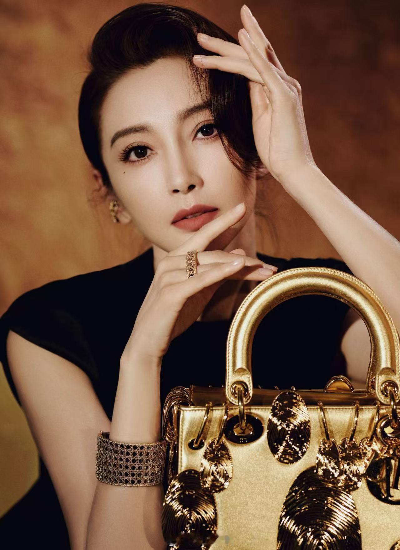 盘发造型优雅高贵——李冰冰这是她工作室分享的一组李冰冰美照。照片中李冰冰身穿黑丝