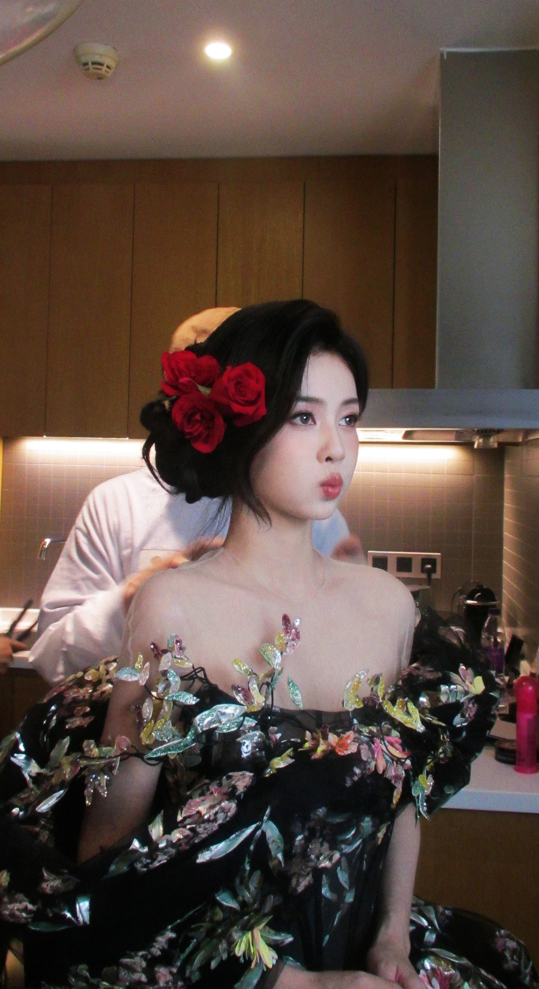 白鹿这Q弹白净的脸蛋，谁来都想捏一下戳一下。这就是妈生脸，生图完美到看不到毛孔！