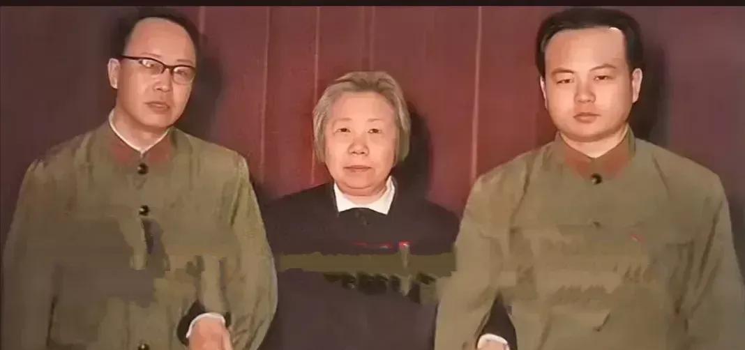 这张珍贵的照片拍摄于1976年1月16日，两位同志担任抛洒周总理骨粉的任务，圆满