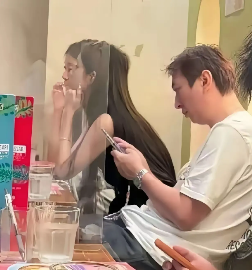 奉劝大家一句，别再被王思聪骗了，他根本不是镜头里那副“颓废大叔”的模样。最近有人