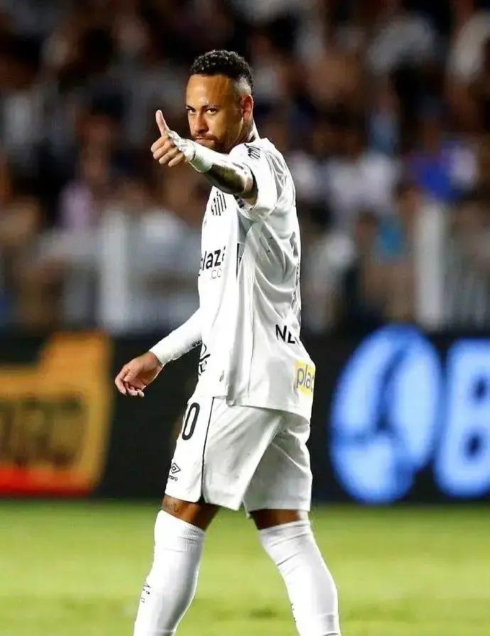 33岁的内马尔签新合同那天，右膝还裹着冰袋呢。合同里藏着个赌约——要是能踢