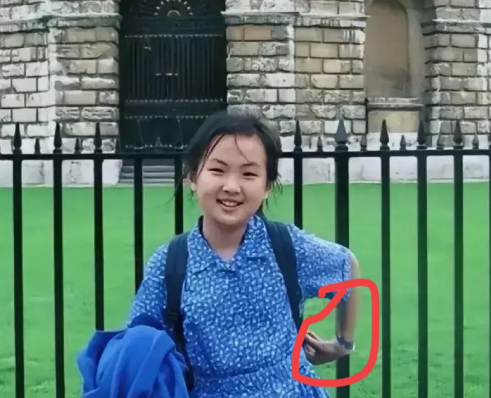 任正非的脚踏实地，你看“二公主”姚安娜就清楚，这是7岁姚安娜的照片，她身没有