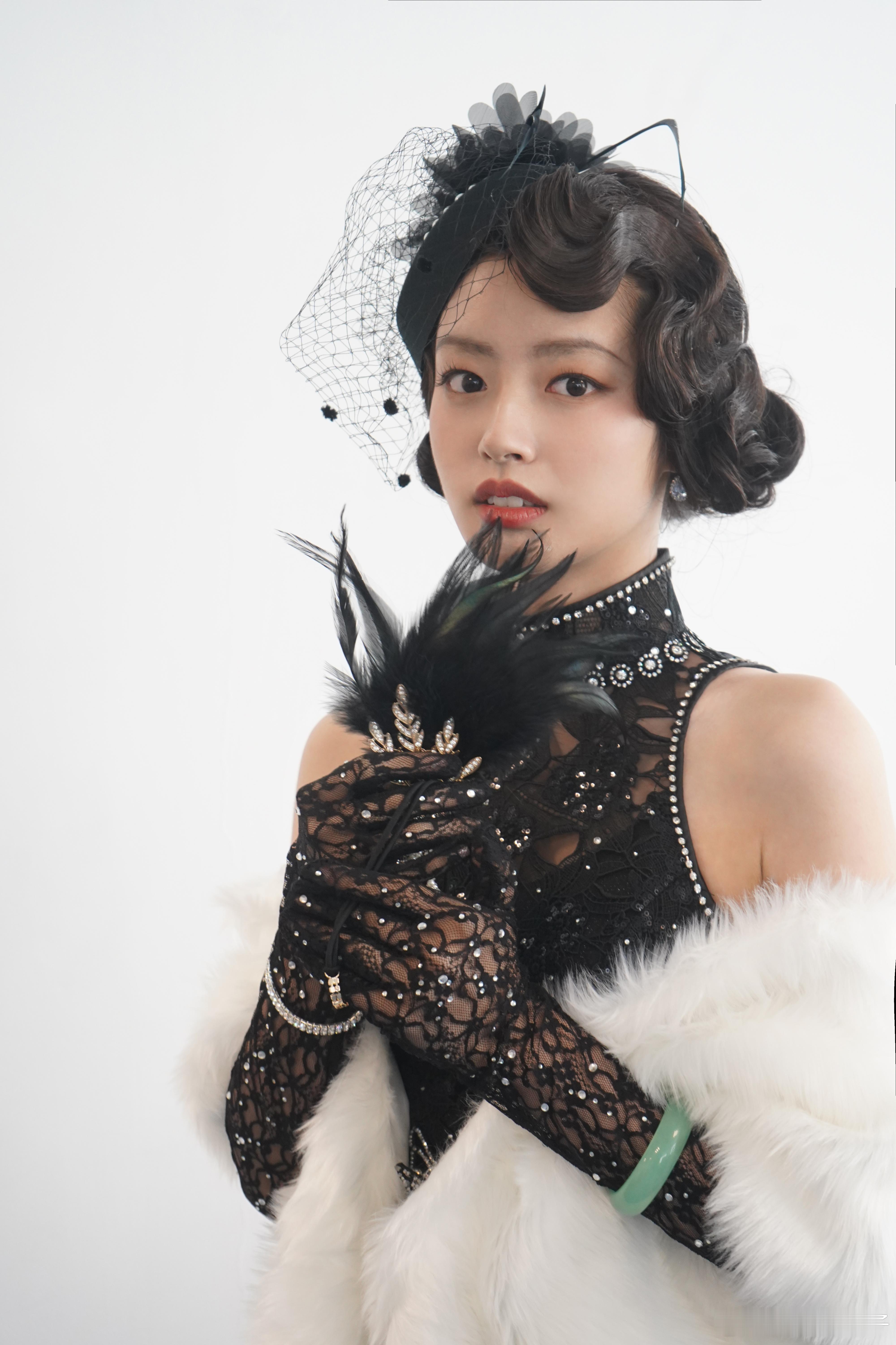 专注徐若晗本人和她的作品啊！她一直把重心放在拍戏上，用作品说话，不管是已播剧的表