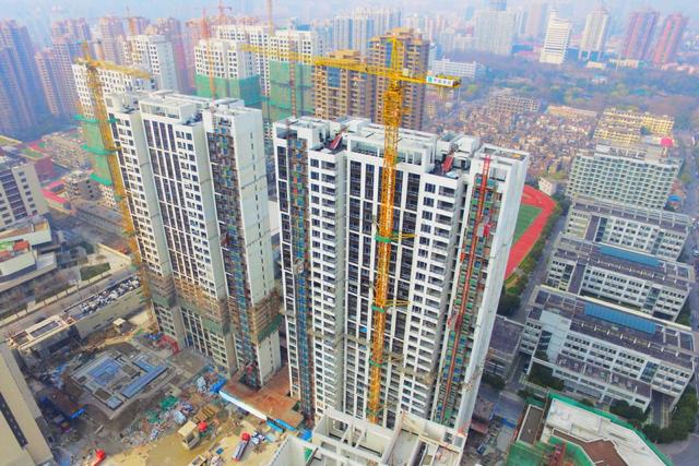 房地产集体卷豪宅：有钱人和中产的