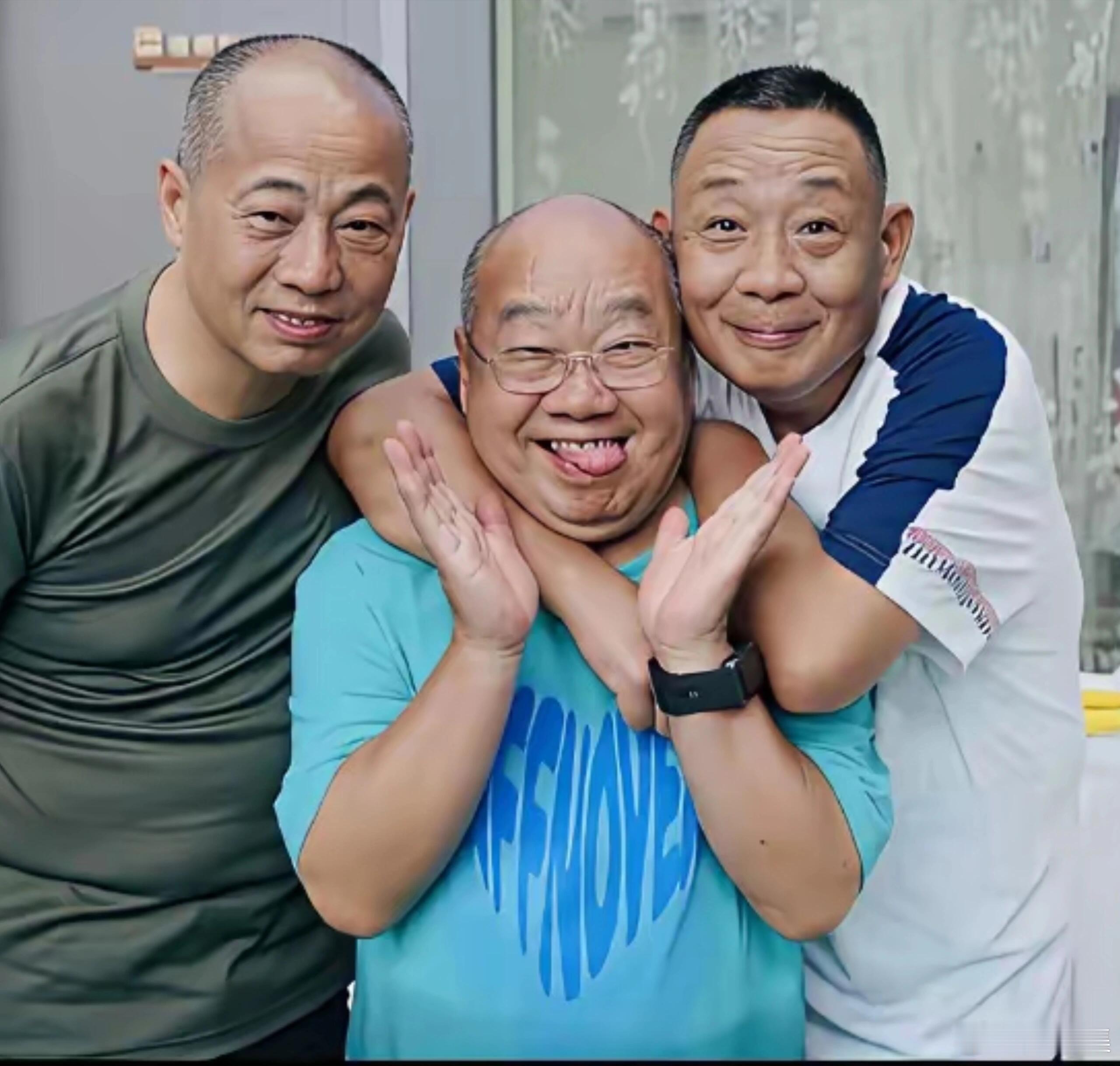 于东来与哥哥于东军等人的一张留影，哥哥于东军早年和于东来一起合伙创办望月楼胖子