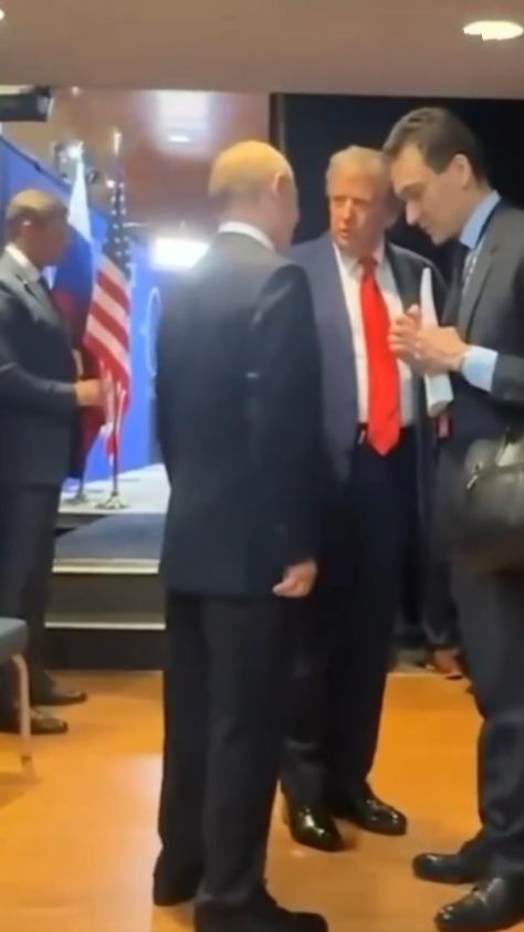美俄总统在新闻发布会结束后热聊！这应该是私人聊天，现场氛围很轻松，翻译脸上也有笑