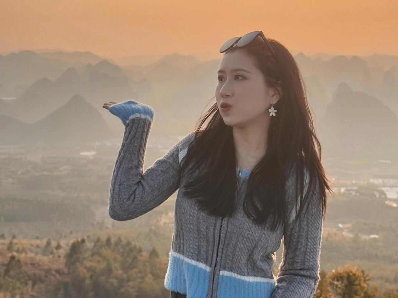 落日吻过喀斯特作者/朱珠橘色的落日悬在喀斯特峰林的上空像揉碎的蜜糖，